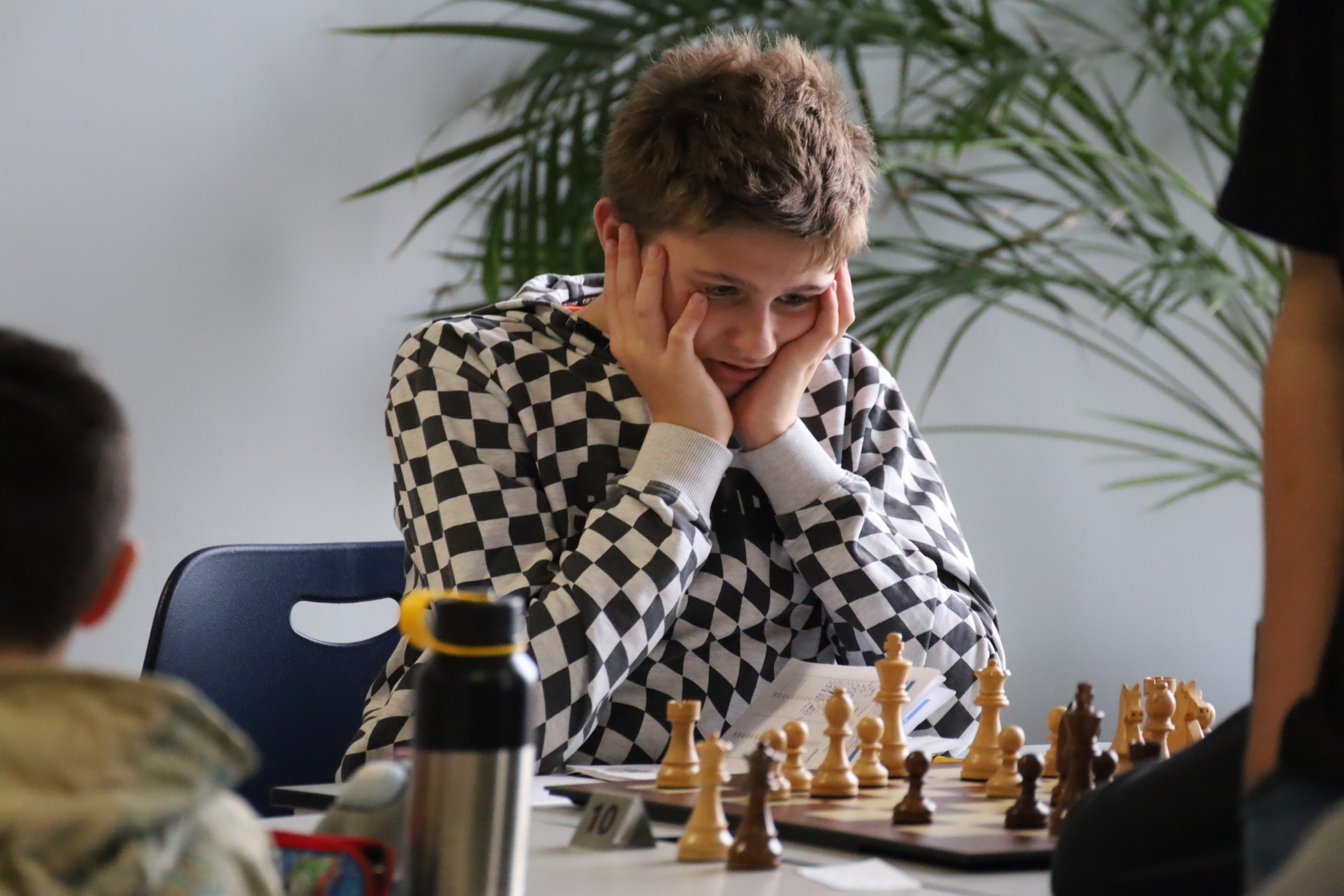 Met schaaktrui speelde deze speler voor zijn laatste kans in het Kwalificatietoernooi NK ABC in Utrecht - foto Henk van Lingen