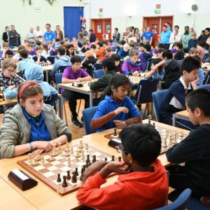 Speelzaal van de Halve Finales NK Schoolschaak in Kruiningen (Ons Dorpshuis), foto Ad Bruijns