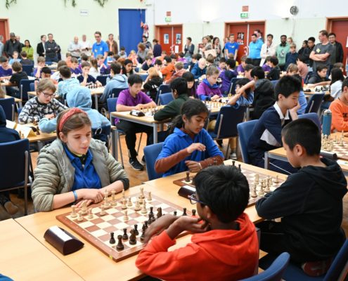 Speelzaal van de Halve Finales NK Schoolschaak in Kruiningen (Ons Dorpshuis), foto Ad Bruijns