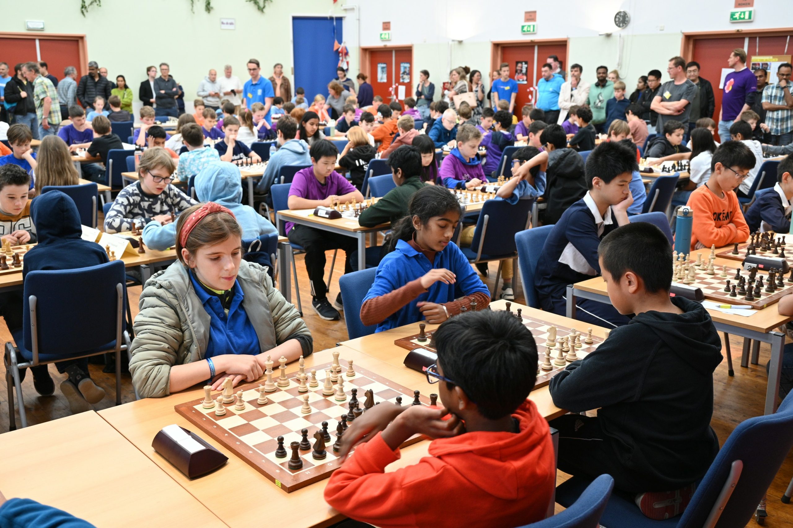 Speelzaal van de Halve Finales NK Schoolschaak in Kruiningen (Ons Dorpshuis), foto Ad Bruijns