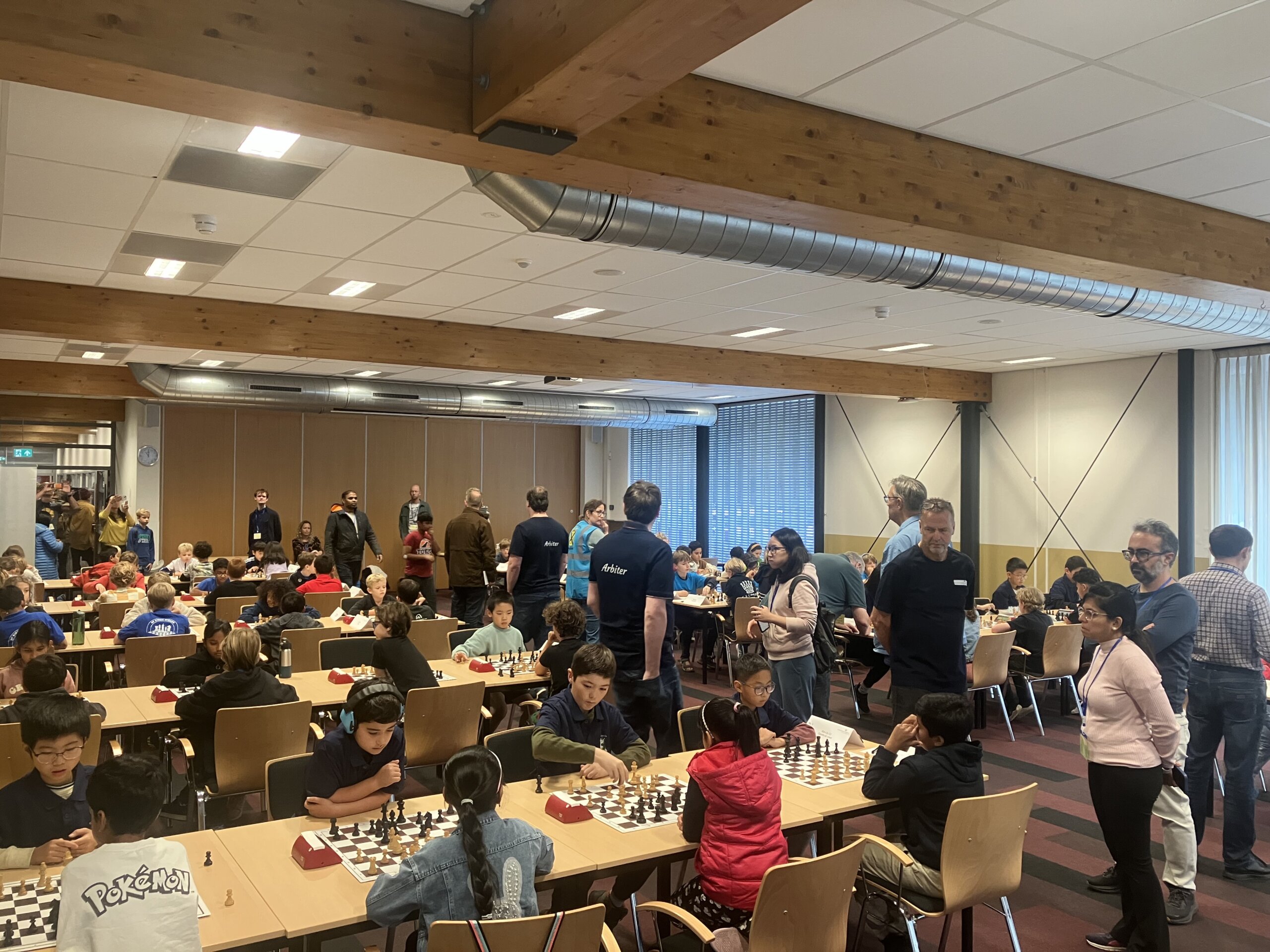 Overzicht speelzaal in Almere, halve finales E (foto Pim Beers)