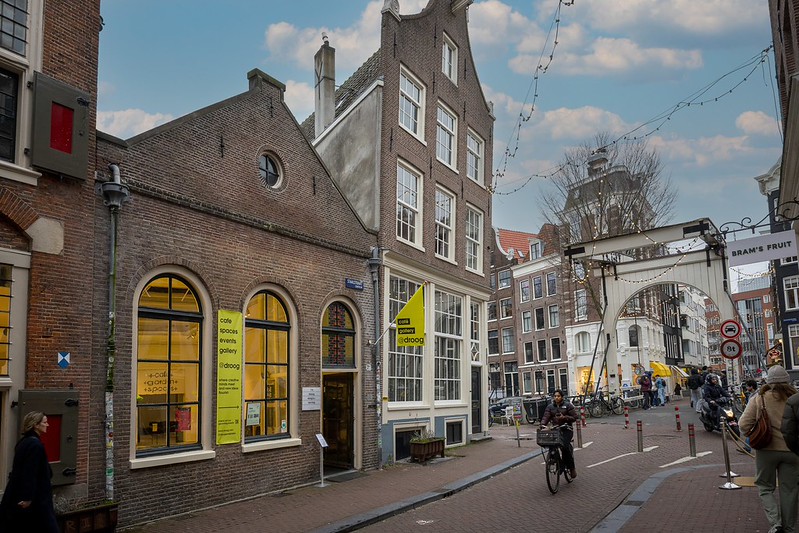 Het historische gebouw Droog in de Staalstraat Amsterdam (foto Frans Peeters)