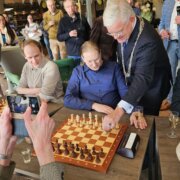Burgemeester Jan van Zanen verricht de openingszet tijdens het 100-jarig jubileum van de Haagse Schaak Vereniging