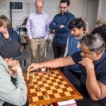 De witte stukken kunnen geen kant meer op in de finale van de SchaakOff (foto Frans Peeters)