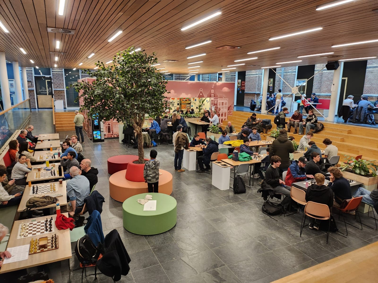 Het NK snelschaak clubteams werd gespeeld in het Cartesius Lyceum Amsterdam (foto org)