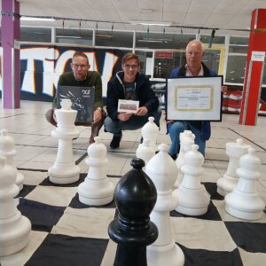 Het bestuur van SV Kasteel-Lekstroom heeft de Verenigingsprijs 2025 ontvangen (foto EvB)