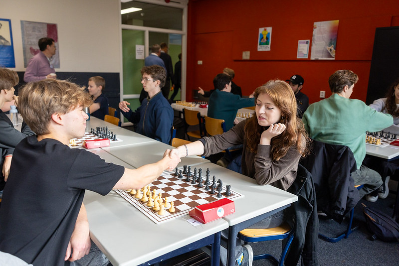 Eline Roebers bij het Nk Snelschaak jeugd (foto Harry Gielen)